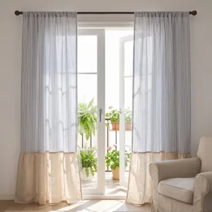 Détail de rideaux à rayures bleues avec une bordure à volants en lin beige rustique