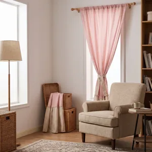 Escena de hogar acogedora con cortinas de algodón y lino a cuadros rosados y blancos