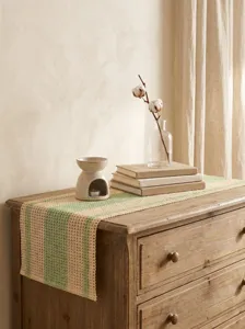 Chemin de table tissé style champêtre à rayures vertes sur commode bois