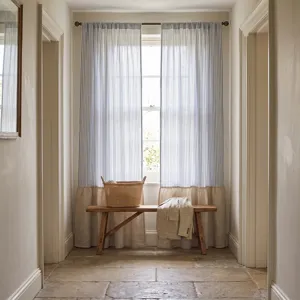 Rideaux modernes en patchwork rayé suspendus dans un couloir lumineux et élégant