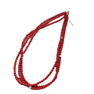 Elegante collar de tres capas de cuentas de piedra de erizo rojo para la moda de invierno