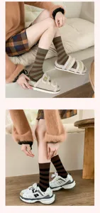 Dettaglio calzini a coste a righe in cotone da donna abbinati a sneakers e sandali fashion