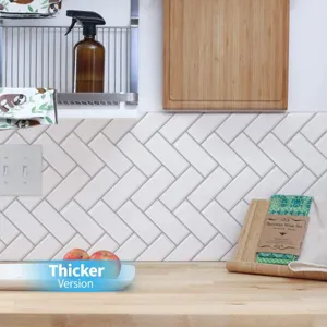 Λεπτομερής προβολή λευκών αυτοκόλλητων τρισδιάστατων πλακιδίων τοίχου με μοτίβο ψαροκόκκαλο