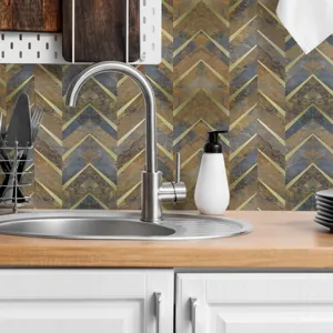 Primer plano de adhesivo de pared chevron 3D metal, panel decorativo de cocina elegante.