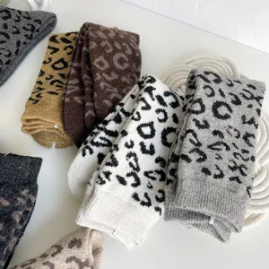 Gemütliche winterliche Leoparden-Strick-Wadenstrümpfe, warme Vintage-Wollsocken für Damen.