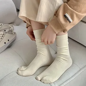 High-quality women's cream cotton tabi socks paired with stylish two-toe canvas sneakers