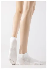Comfortable breathable cotton five toe socks, short low cut design for spring and summer.