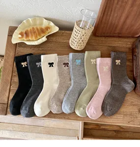 Grupo de calcetines de algodón de colores con detalles de lazos bordados