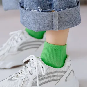 Süße bunte Baumwollsocken für Damen, bequeme einfarbige kurze Socken für Frühling und Sommer.