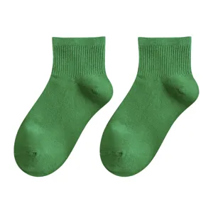 Bequeme einfarbige grüne Baumwollkurzsocken für Damen, ideal für Frühlings- und Sommerkleidung.