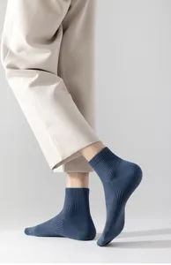 Calcetines de hombre transpirables en malla azul oscura, ideales para primavera y verano.