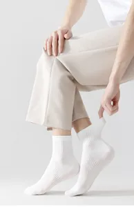 Vista detallada de calcetines blancos transpirables de malla con tejido texturizado y suave.