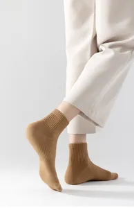 Calcetines kaki para hombre con diseño de malla transpirable y cómodo puño acanalado diario.