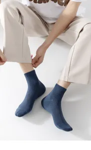 Vista detallada de calcetines de tubo medio azules para hombre con malla transpirable.