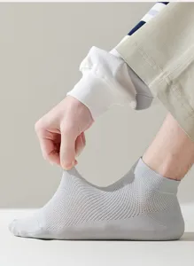 Herren einfarbige Mesh atmungsaktive dünne Sneakersocken, elastische Booties Detailansicht.