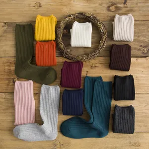 Cómodos calcetines largos de tubo acanalados de algodón liso para mujer otoño invierno