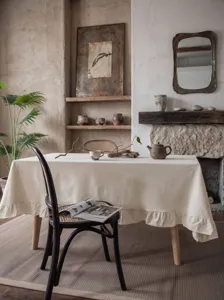 Tovaglia minimalista in cotone lavato crema con bordi a volant in stile rustico