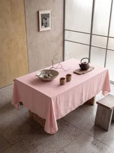 Minimalistische rosa Tischdecke aus gewaschener Baumwolle mit Teeservice im Zen-Stil
