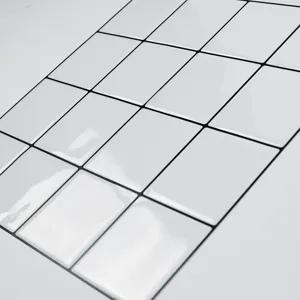 Weißer 3D selbstklebender Wandfliesen Aufkleber, minimalistische Deko Tapete Hauptansicht.