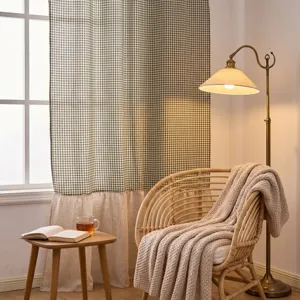 Gezellige kamer met groene geblokte gordijnen en vintage vloerlamp decor