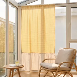 Detailansicht eines gelben Vorhangs im Landhausstil mit Rüschensaum in Leinenoptik