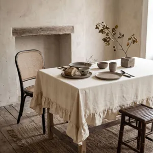 Tovaglia in cotone lavato in tinta unita con bordi a balze per decorazioni rustiche