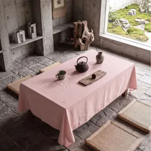 Minimalistische Tischdecke aus gewaschener Baumwolle in Rosa für Zen-Teetische im Raum