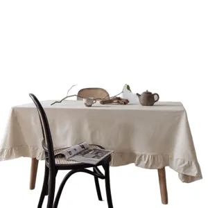 Tovaglia minimalista in cotone lavato beige con elegante bordo a volant per sala da pranzo