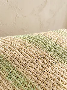 Vue détaillée d'un chemin de table en papier tissé avec motif de tissage creux