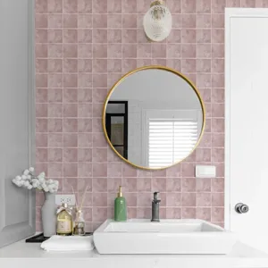 Detalle de pegatina pared 3D textura marmol rosa, azulejo impermeable autoadhesivo para bano.