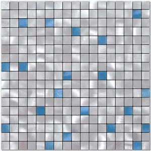 Detalle de azulejo adhesivo de mosaico metálico 3D con cuadrados plateados y azules