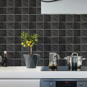 Primer plano detalle de adhesivo de pared 3D textura mármol oscuro y diseño de azulejos.