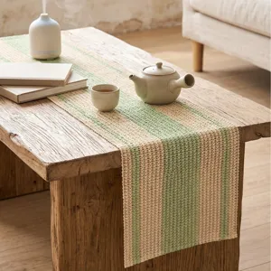 Chemin de table tissé en papier ajouré à rayures vertes et beige style rustique.