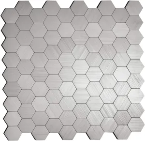 Vista detallata de azulejos de mosaico de metal hexagonal de plata cepillada adhesivos
