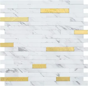 Detalle de primer plano de adhesivo de pared de mosaico 3D mármol blanco y metal dorado