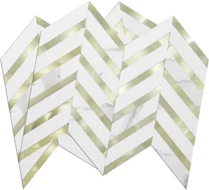 Vista detallada del adhesivo de pared 3D chevron con textura de mármol y dorado.