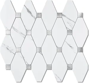 Vista detallada de la pegatina de azulejos de mosaico de mármol y metal plateado