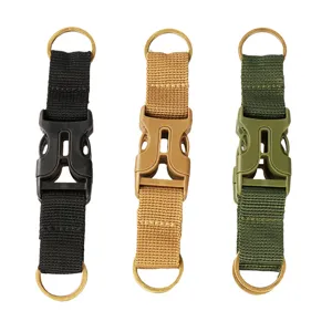 Détail de boucle de suspension de sac à dos en sangle nylon tactique avec fixation et anneau.