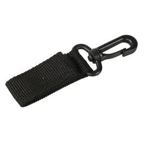 Gros plan de la sangle tactique noire avec mousqueton pivotant pour sac à dos de plein air.