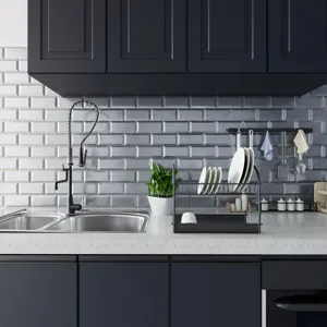 Scena cucina moderna con piastrelle adesive 3D in metallo argento per il paraschizzi