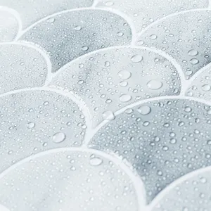Dettaglio ravvicinato dell'adesivo murale 3D impermeabile con gocce d'acqua in superficie.