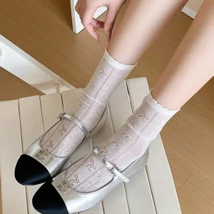Detalle de cerca de calcetines blancos calados con diseño de lazo y varios patrones