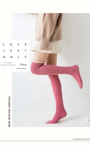 Detalle de calcetines altos mullidos de felpa de coral rosa, cálidos de invierno.