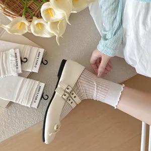 Primer plano de calcetines blancos de malla con bordes de volantes en estética suave