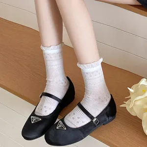 Primer plano de calcetines de malla calada blancos con elegantes volantes para mujer