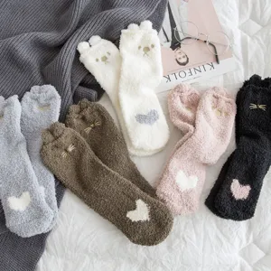 Morbide calze da donna in pile corallo con orecchie d'orso e cuori per un calore accogliente in inverno.