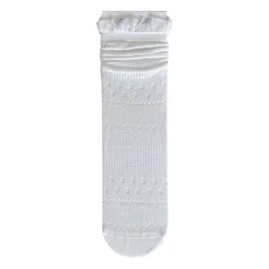 Calcetines blancos transpirables con patrones calados y elegante borde de encaje