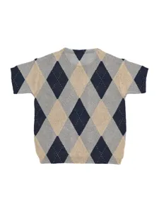 Makro-Detail des Retro-Argyle-Jacquard-Musters auf einem klassischen Strickpullover