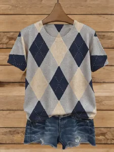Detail des Retro-Strickpullovers mit Rautenmuster und vintage farblich abgesetztem Jacquard