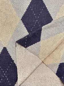 Nahaufnahme der Textur und des Farbmusters von Vintage-Argyle-Jacquard-Strickgewebe